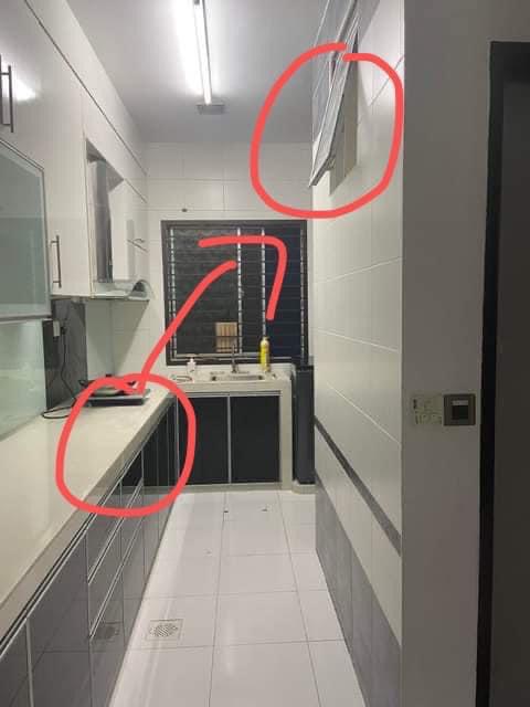 男房客相信是站在左边的厨房流理台，从半开的小窗口（右）偷窥女事主洗澡。（图取自脸书）