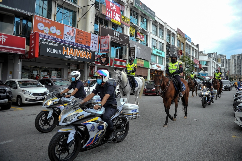 武吉阿曼骑警队在雪州蒲种公主城巡逻，确保民众没有违规。