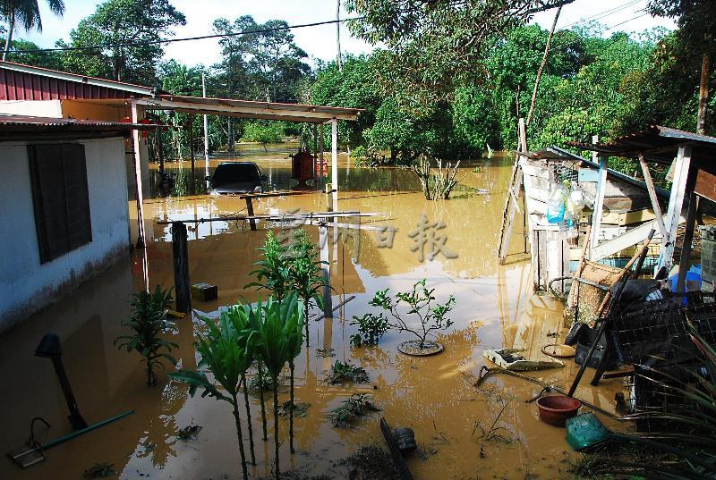 庇朥甲啤士10里村有3间位置较低的住家被淹没，其中一间住家情况最严重，汽车摩哆无法被移走。