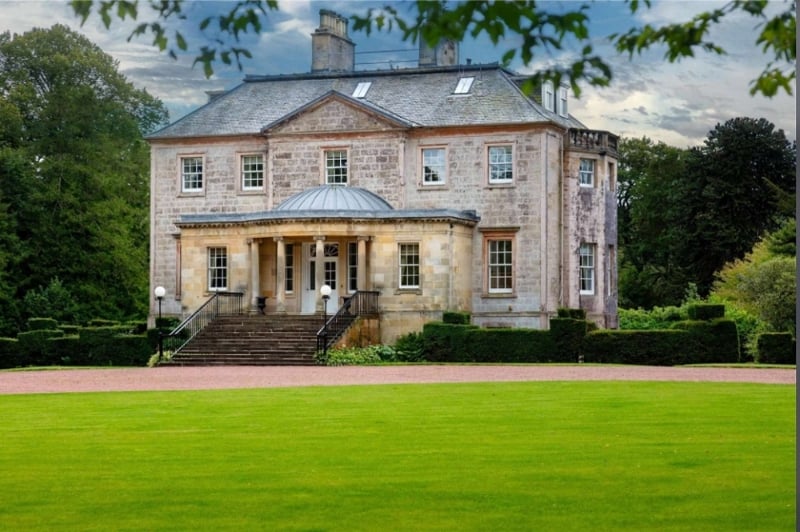 庄园中包含一栋名为斯凯尔顿之家的别墅，坐落在广阔的大自然中。