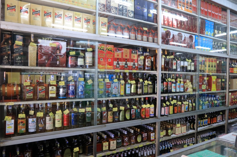 少数药材店仍摆放售卖各国出产的烈酒，可见虽市场萎缩，但它仍是民众的选择之一。