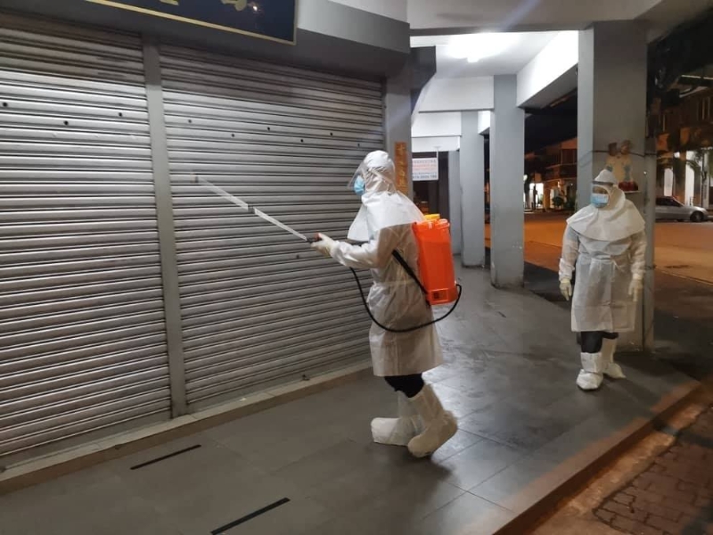 班达马兰火箭特工队周三（18日）晚上，为柏让安路百多间商店的公共空间进行消毒。