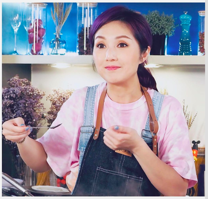 杨千嬅近日在youtube的“丁太厨房”大显厨艺。