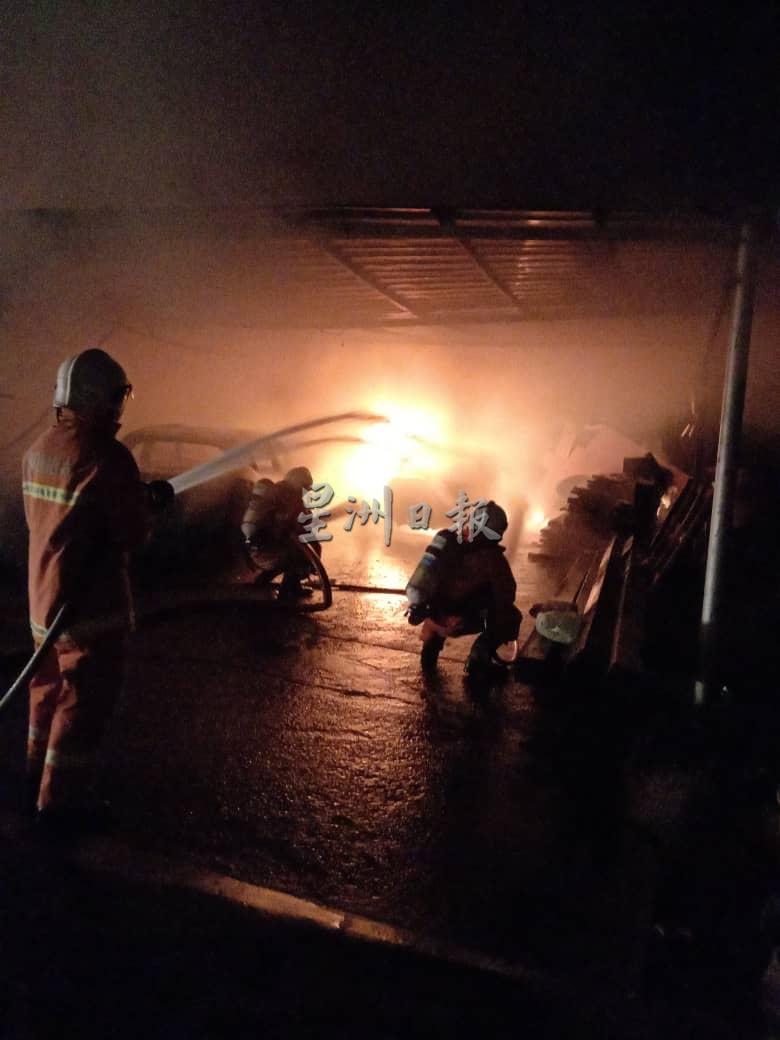 
加拿逸一间储放胡椒的货仓于凌晨失火，当地消拯员到场灌救。