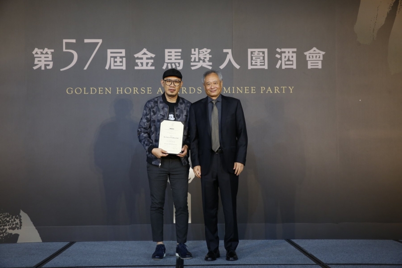 大马导演张吉安（左）凭着电影处女作《南巫》赢得“2020国际影评人费比西奖”，并从金马奖主席李安（右）的手中接过奖项。