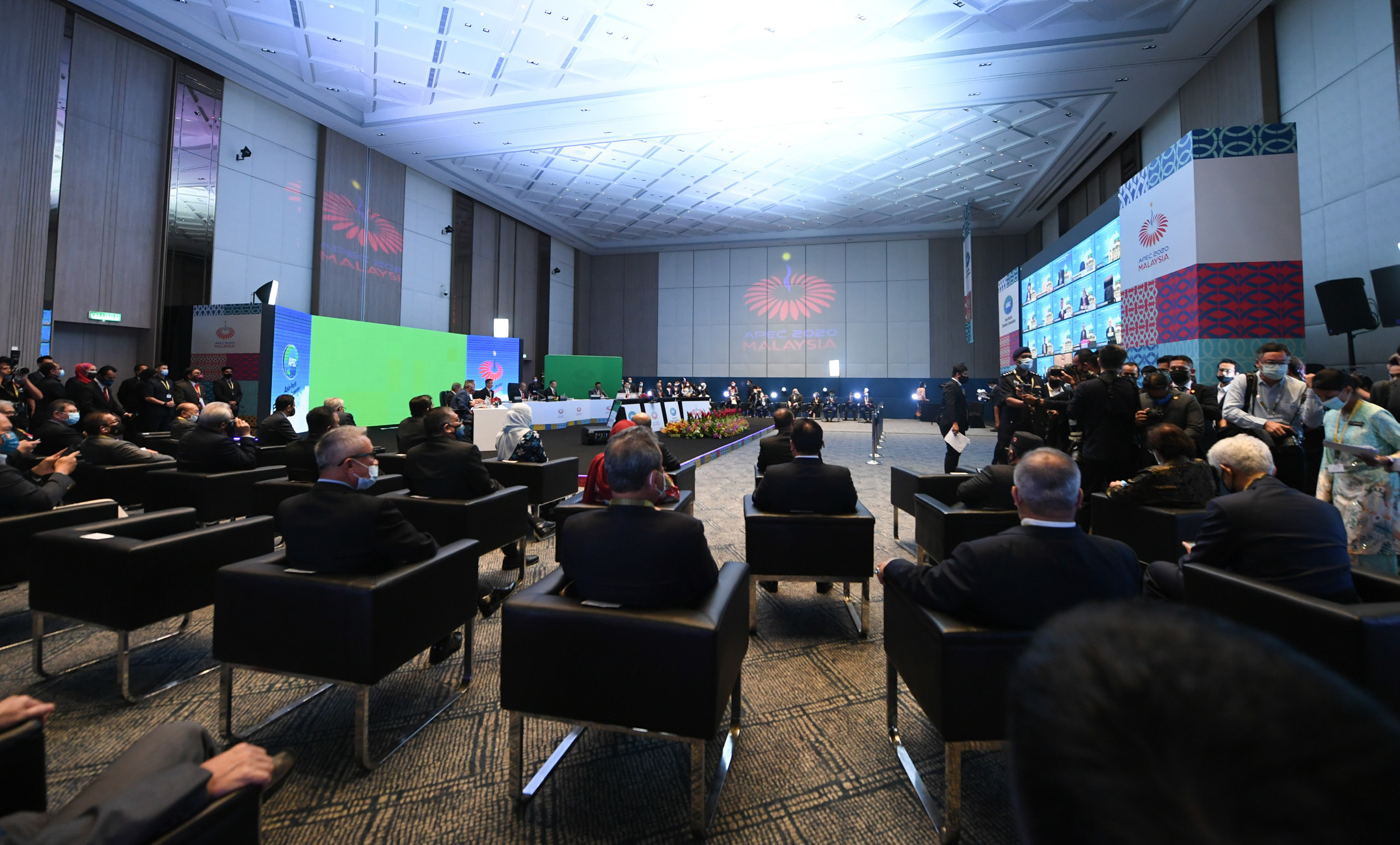 慕尤丁（中）通过视讯方式主持APEC会议，这也是APEC首次通过视讯方式进行会议。