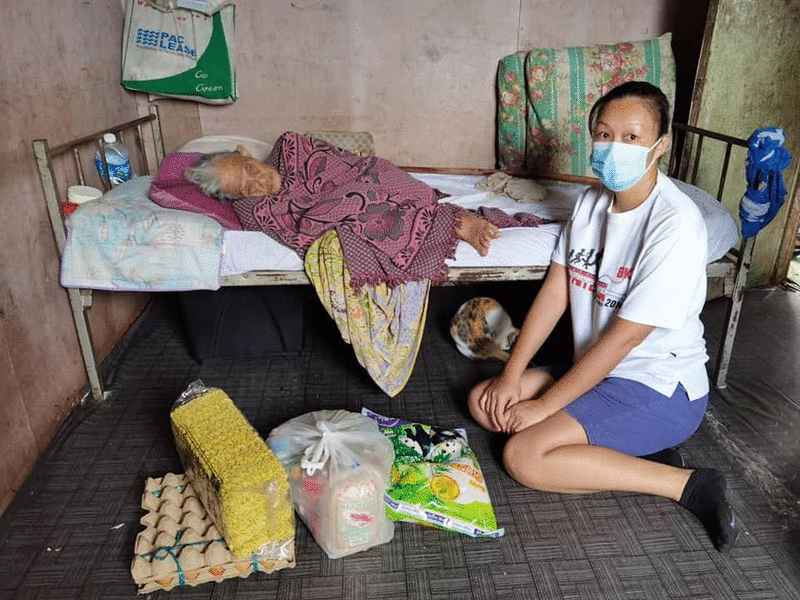 沈彩琪（右）探访下南南区甘榜达马浪西劳（Tamalang Silou）一名九十多岁的残疾妇女，并呼吁更多热心人主动提供协助。