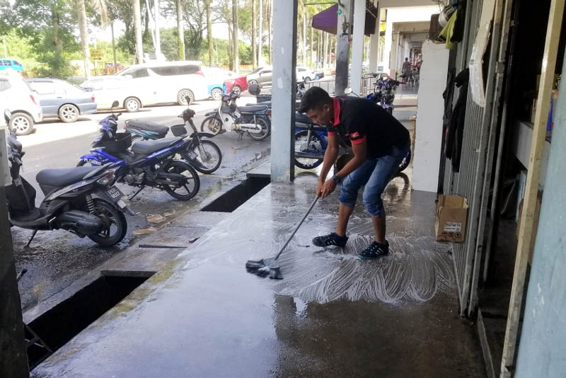 业者用清洁剂清洗地面。
