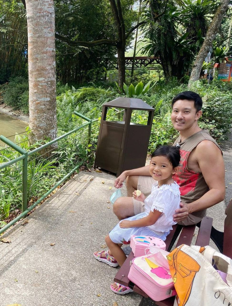 立威廉因为5岁的女儿需要上学，去年底举家搬回新加坡，如今因冠病疫情常呆在家里陪女儿，“每天早上给她做早餐，陪她看书、看动画片。”