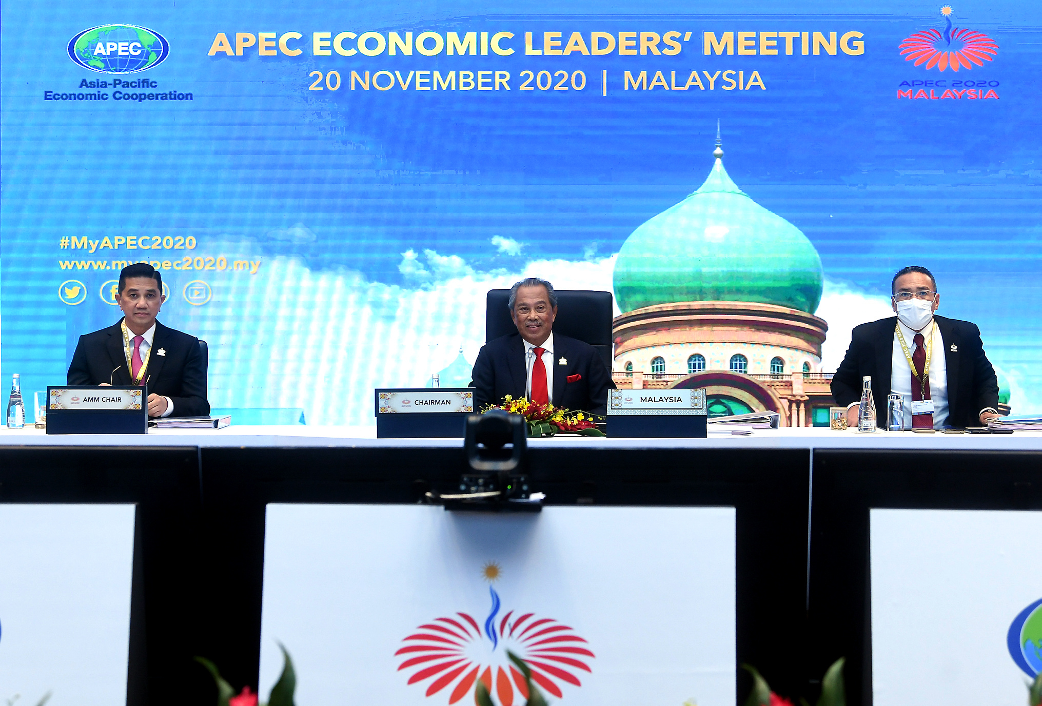 慕尤丁（中）呼吁APEC成员共同携手合作，以重建受到冠病疫情影响的经济；左为阿兹敏，右为希山慕丁。