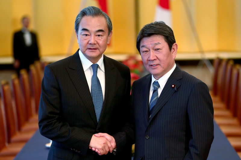 去年11月，中国外交部长王毅（左）曾与日本外交部长茂木敏充在东京会晤。茂木敏充周五宣布，王毅将于本月24至25日访日。（美联社照片）