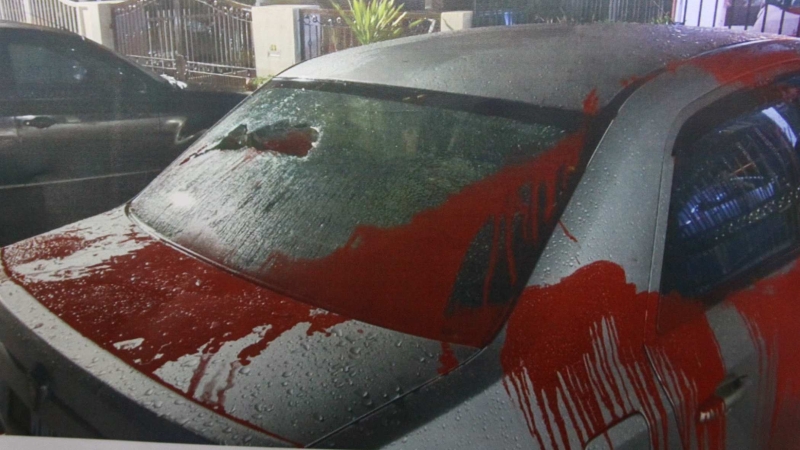大耳窿向周礼贤的轿车泼红漆，及打破车镜。