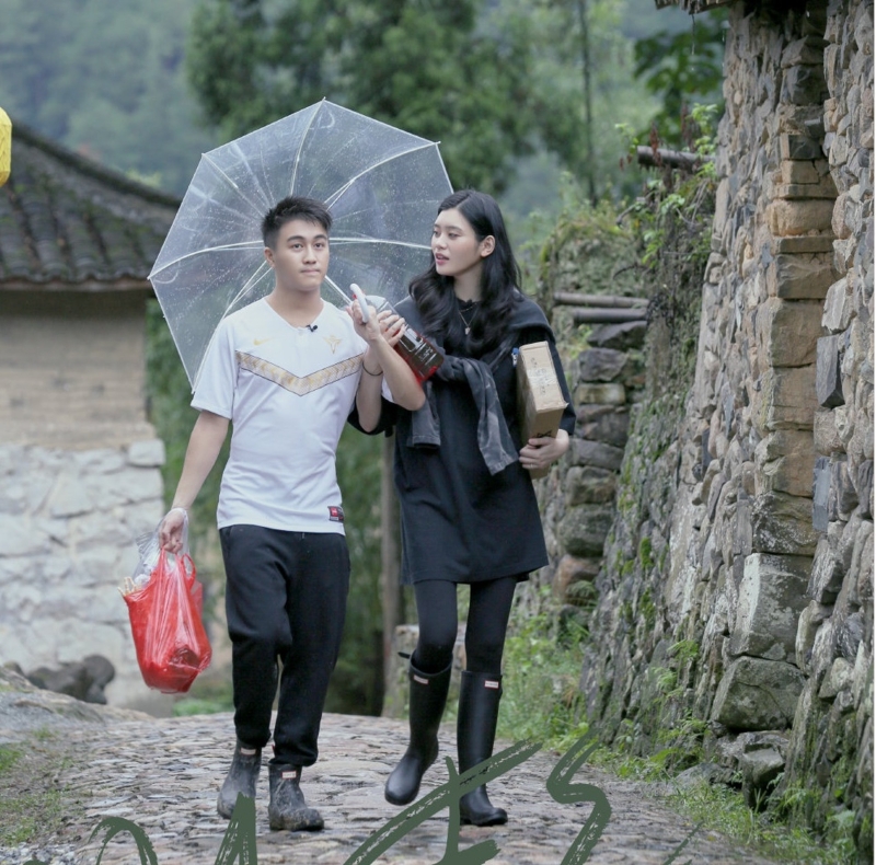 何猷君及奚梦瑶夫妻两人，一起参加中国综艺节目《幸福三重奏》。