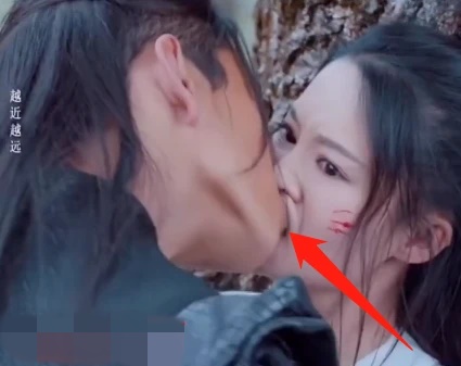 李沁的脸被吻到变形了。