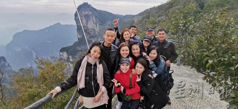 身兼领队和导游一职的陈怡萦（第二排左二），期待重新带团出国旅游。（受访者提供照片）
