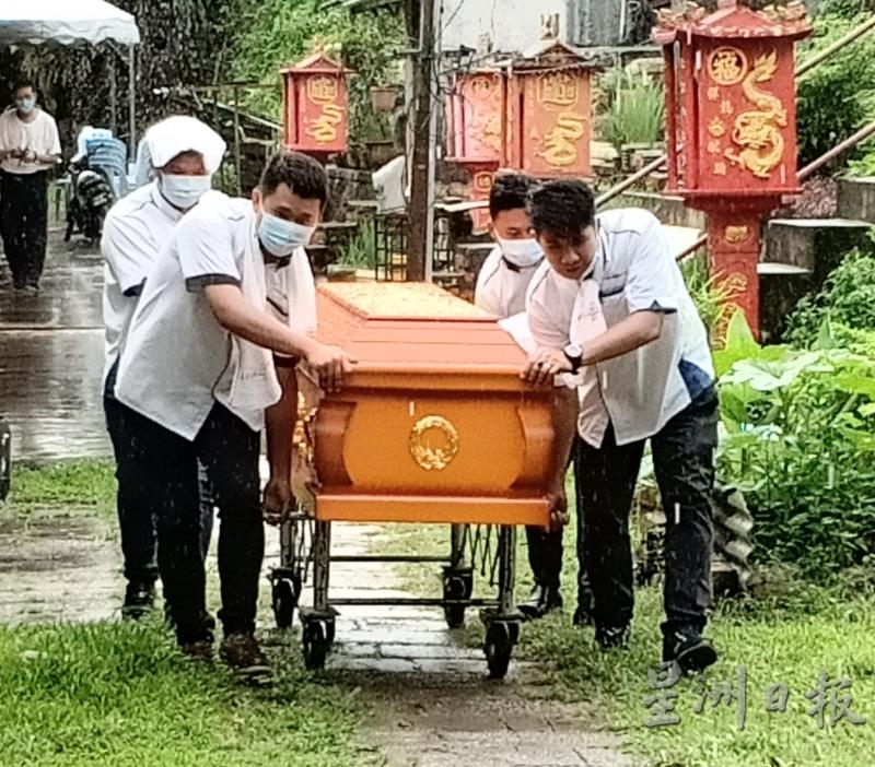 儿子弑父案中的死者邓恒华，周六早上在大雨中出殡，被送往芦骨仙境山庄火化。