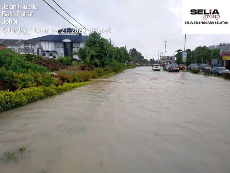 峇株巴辖居銮路路面遭淹。