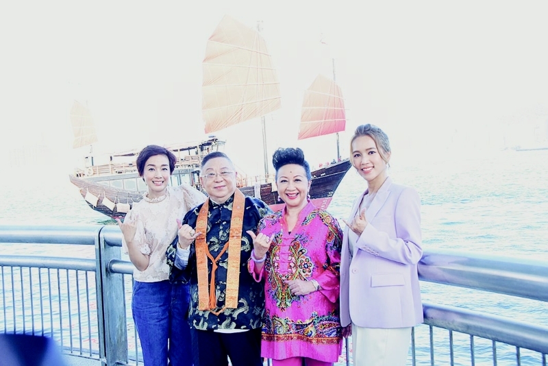 江美仪（左起）、李居明、薛家燕及傅嘉莉上帆船拍新片《大运同行》。