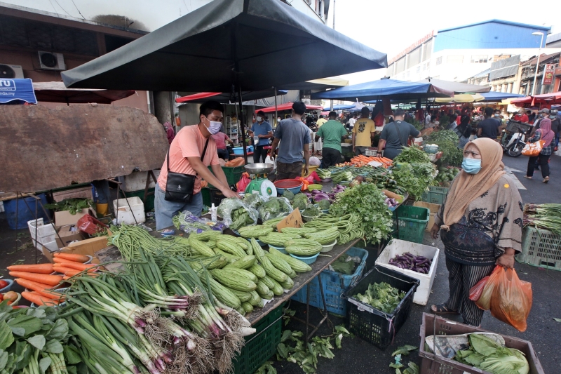 叶类蔬菜收成受到雨季影响，也导致市场上的叶类蔬菜减少。