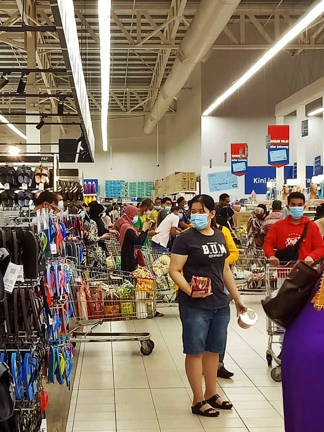 哥市超市出现涌往购物的人潮。