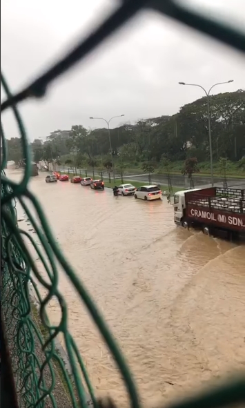 不少网民将现场情况拍成视频和图片，在脸书上提醒其他公路使用者避开淹水路段。