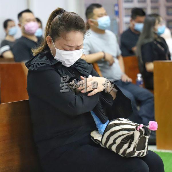 钟母抱钟筱玲生前饲养的蜜袋鼯出席安息礼拜。 钟母抱钟筱玲生前饲养的蜜袋鼯出席安息礼拜。