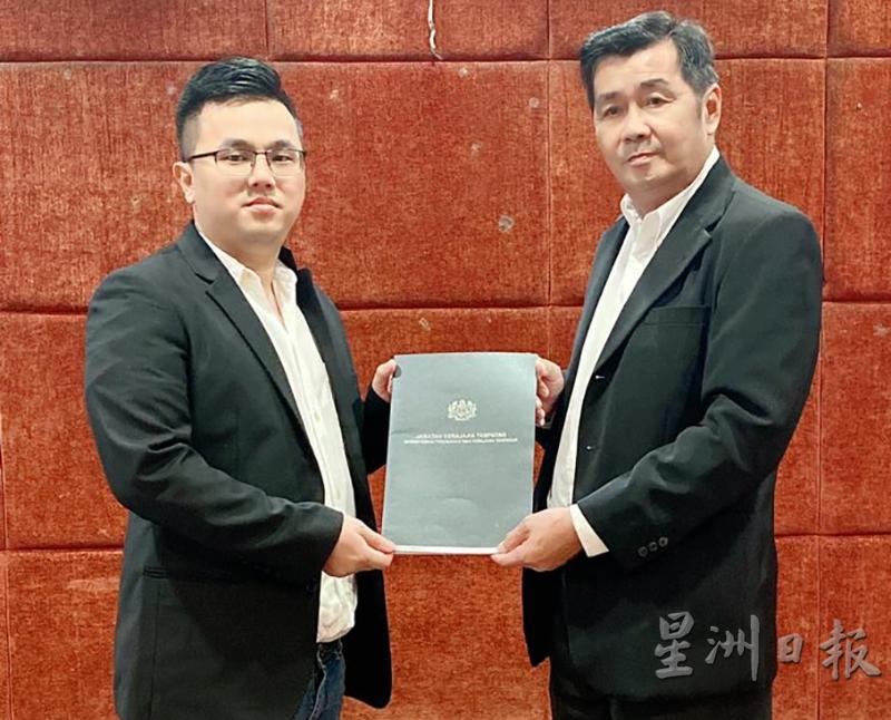 杨立杰(左)领取委任状。