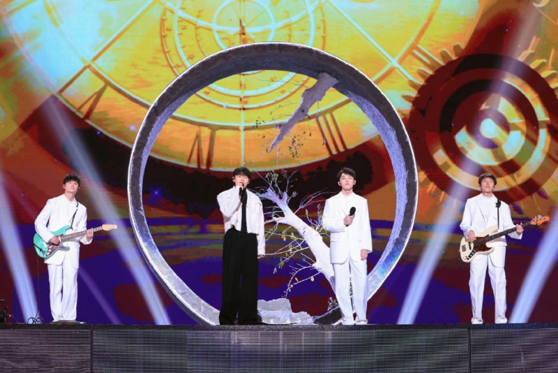 李荣浩与斑马森林乐队合唱《倒带》。