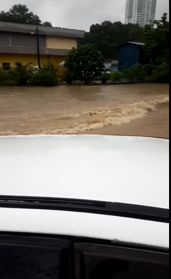 巴西古当高速公路淹水情况严重，水流成河。