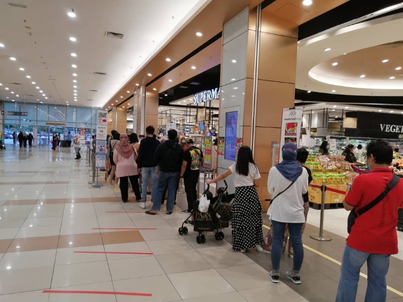 大型购物商场为确保防疫人身安全距离，让顾客分批等候进入采购区。