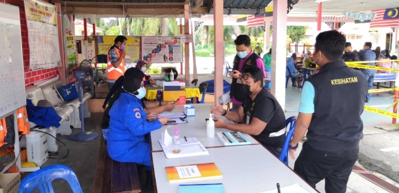 在峇眼色海巴力哈芝阿曼国民学校设立的临时疏散中心，工作人员进行登记救援工作。