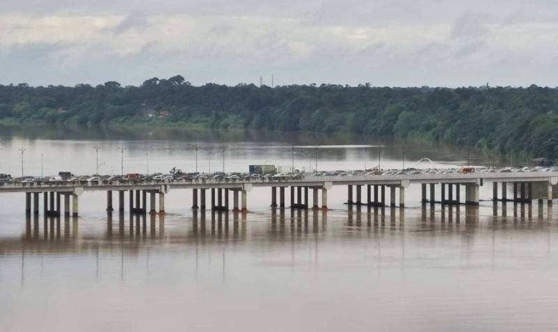 哥打峇鲁通往道北县华卡峇鲁区的吉兰丹大桥塞车，因为大桥两端都有路障。