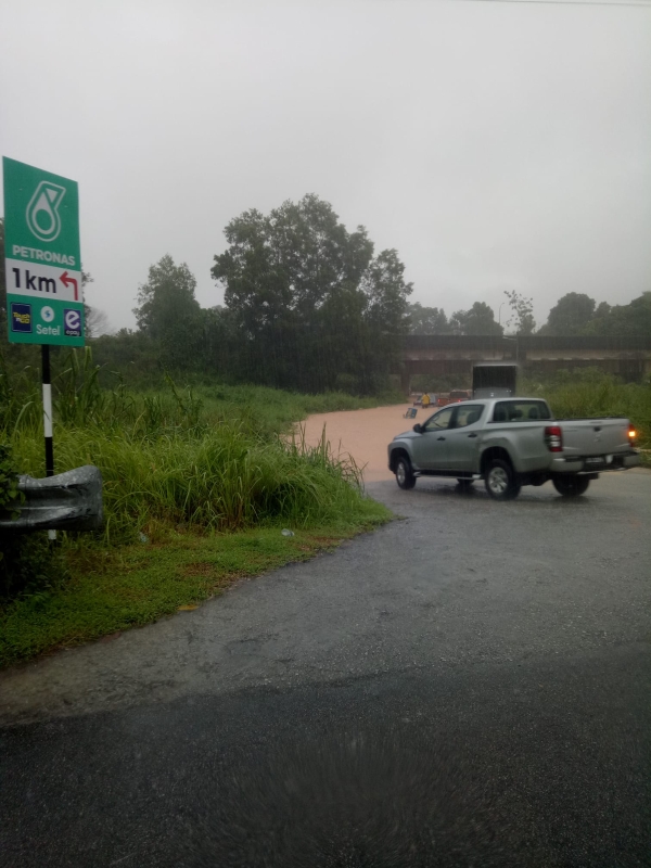 武吉英达花园往安乐市路段淹水严重。