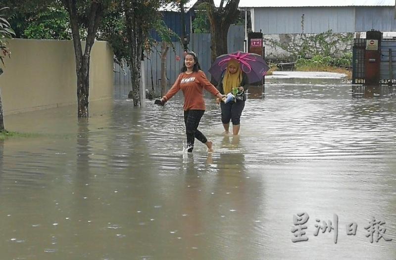 水淹住宅区道路，居民涉水而过，所幸积水及时被疏通缓解。