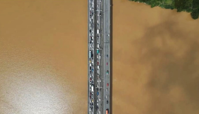 摄影师航拍吉兰丹大桥上的车流。