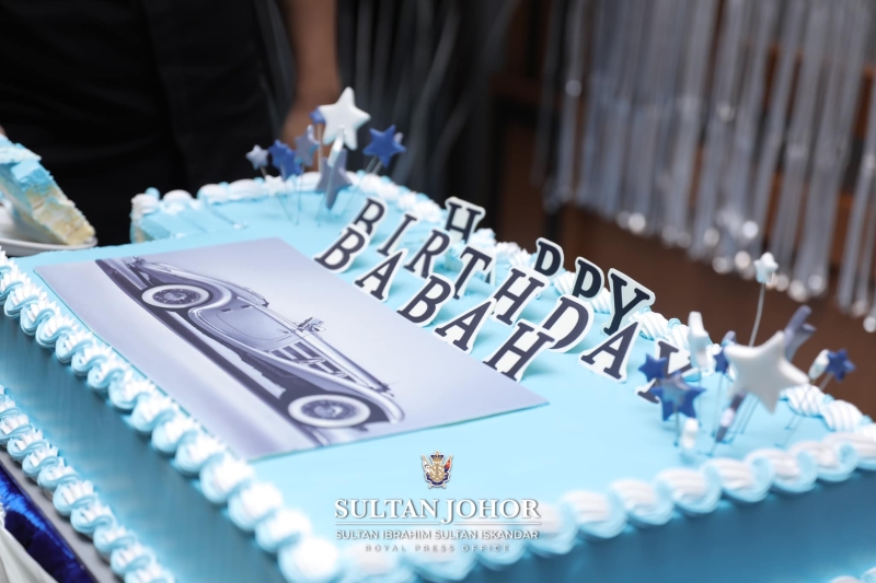 苏丹陛下的生日蛋糕以蓝白色简约风为主题，蛋糕上还插着“生日快乐爸爸”的英文字母。（照片取自苏丹依布拉欣陛下脸书专页）