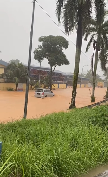 新山巴西古当的马西旧路（Jalan Masai Lama）淹水情况目测已达车轮胎水位。