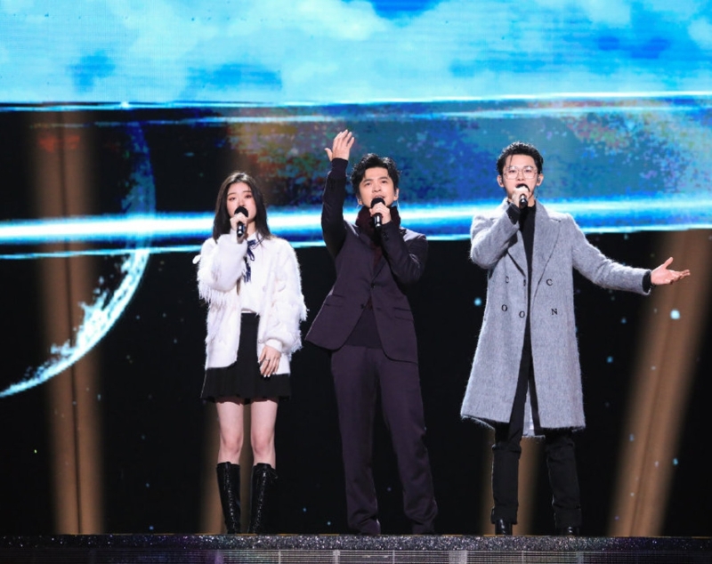 李健带着两位晋级总决赛的学员单衣纯和宋宇宁合唱《城市之光》。