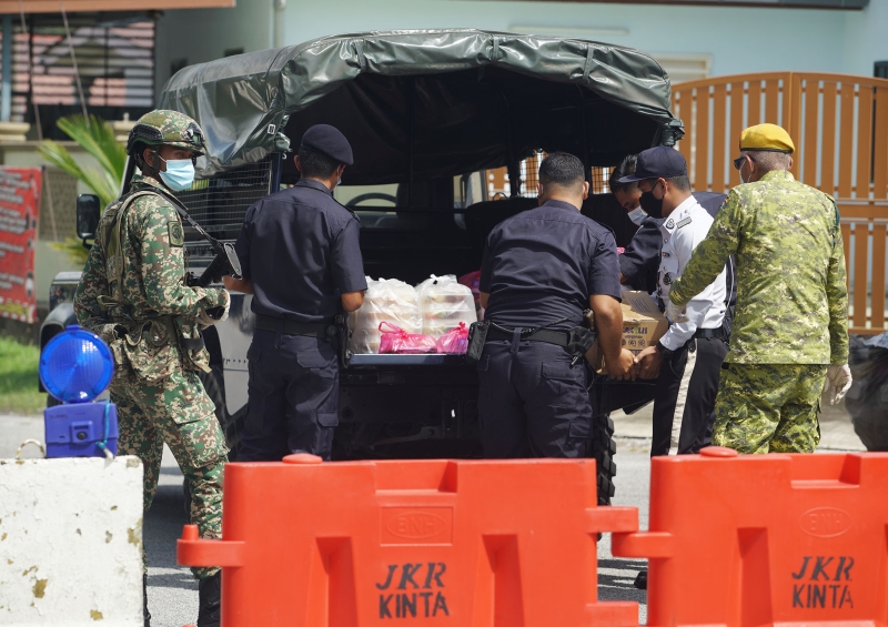 警方的卡车载送熟食和物资，在午餐时间派发给执行任务的军警。