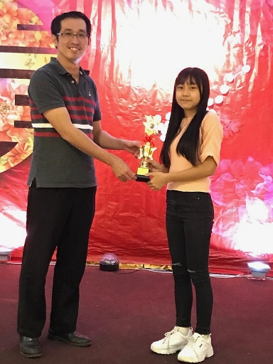 林嘉欣（右）从池威贤校长手中领取女模范生奖。