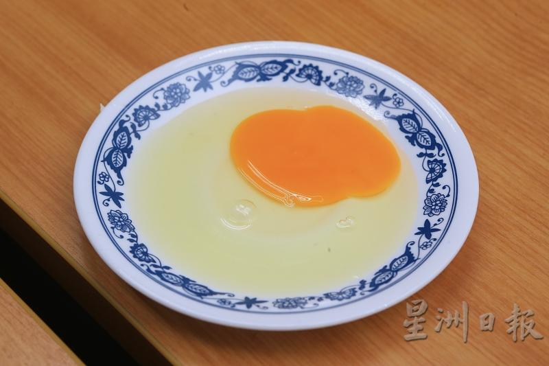 蛋黃扁塌，蛋白水汪汪，代表新鮮度打了折扣、但還可以安全食用。