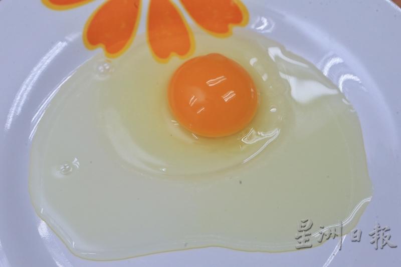 浓蛋白多而厚，稀蛋白少而薄，蛋黄圆浑饱满，与蛋白分界清楚，才是新鲜好蛋。