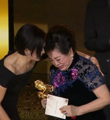 陈淑芳（右）上台最佳女主角奖时激动爆哭，负责颁奖上一届金马影后杨雁雁在旁安慰。