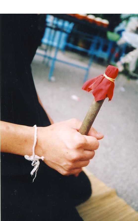 近年因为丧礼受佛化及西方化的影响，许多华人在丧礼上以鲜花来取代孝杖。