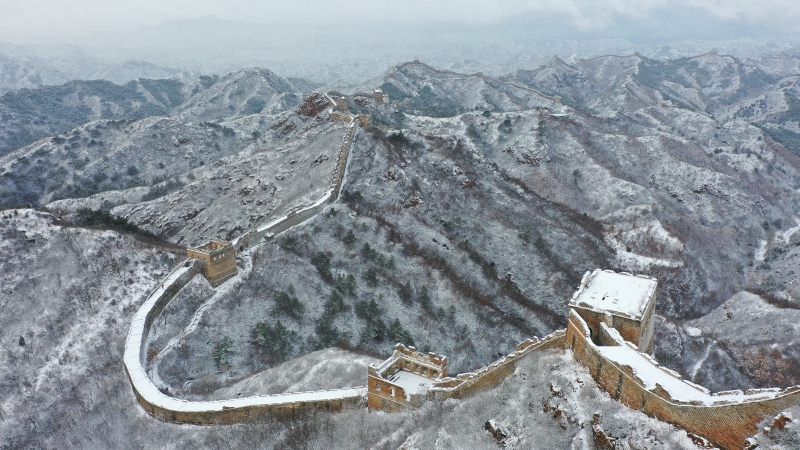 河北省滦平县迎来降雪。位于滦平县的金山岭长城银装素裹，壮美如画。

