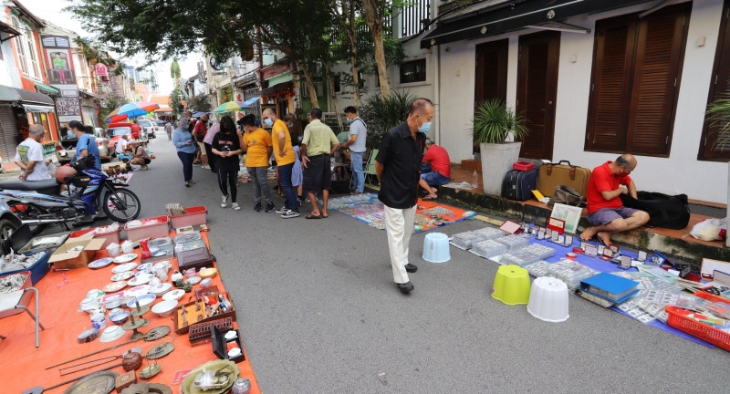 周日早上的海山街跳蚤市场出现参观人潮，将人气注入老街。