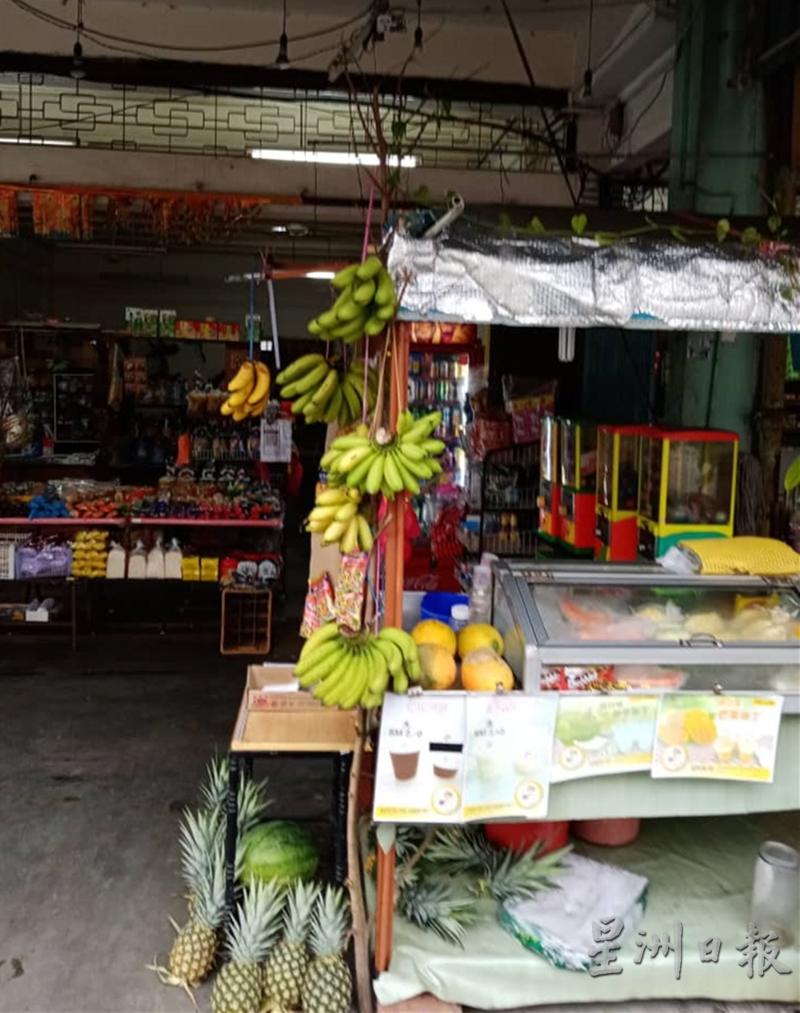水果摊上的香蕉引来野猴抢夺。