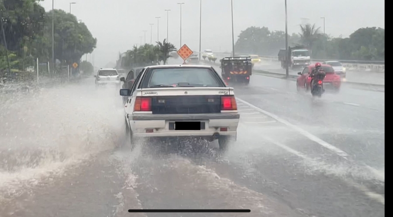 多处路面严重积水，车子奔驰而过，水花四溅。