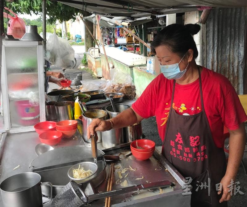 胡女士的生意最近几天也骤跌了50%，一些不能收藏的食材比如咖喱等只能倒掉。