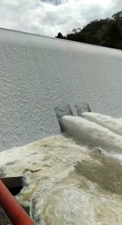 社交媒体上流传一则有关水坝泄洪的视频，景象惊心动魄。（此为视频截图）
